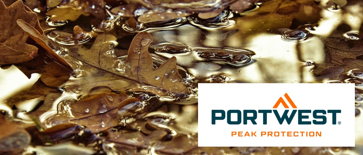 Image of a puddle with brown oak leaves. The logo of the manufacturer Portwest is in the bottom right of the image: white, rectangular background, blue and orange writing, orange double triangle.