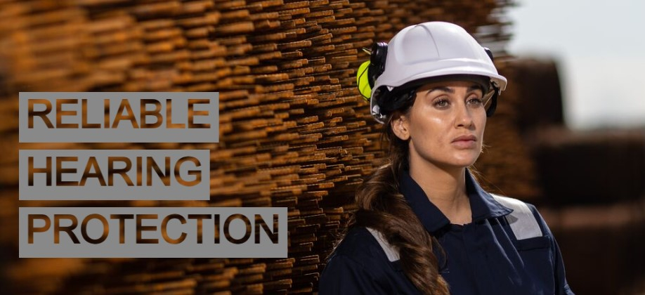 Image of a worker in dark blue work clothes with a white helmet and yellow PS47 clip-on hearing protection in front of a wall made of reinforcing iron.